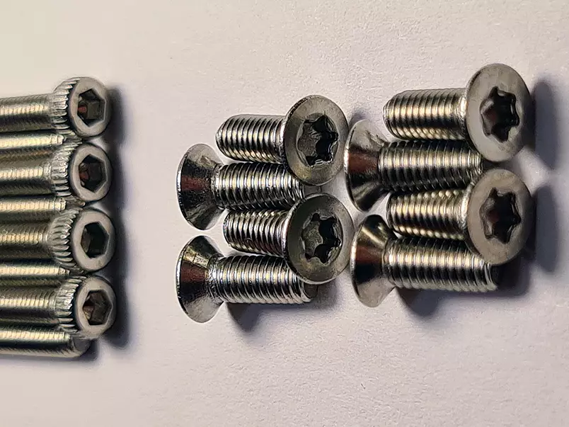 Edelstahlschrauben mit Sechskant und Torx, die nicht verrutschen.