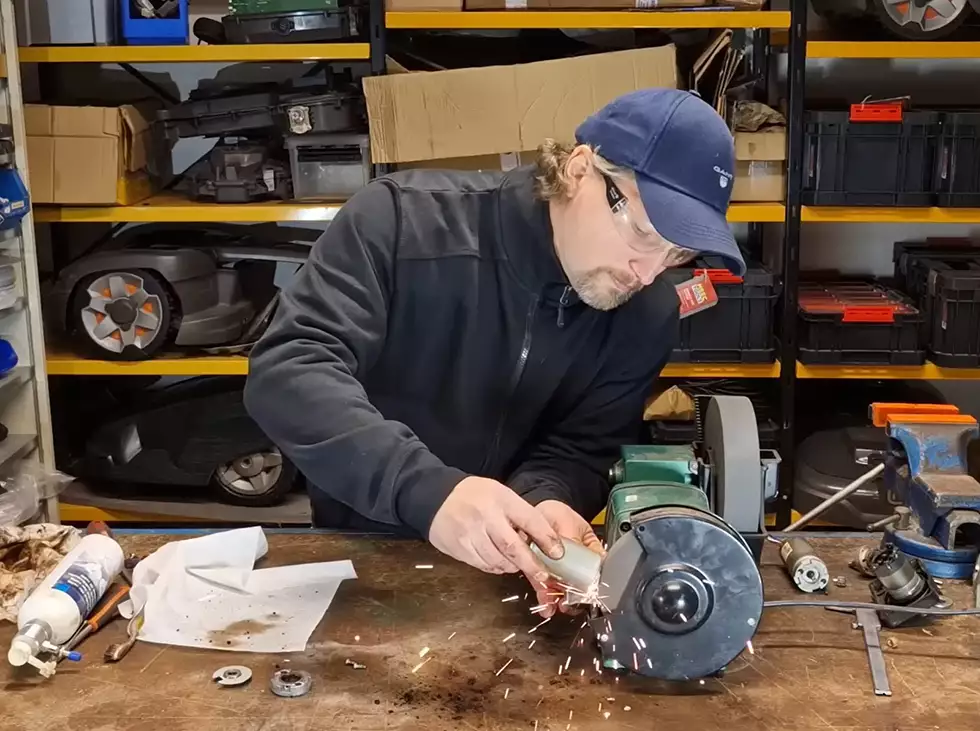 Husqvarna Automower electric wheel motor cleaning. Rengöra trög elmotor. Reinigung elektromotor.